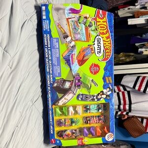 Hot Wheels Skatepark Playset with Green, Purple, Orange and Blue Mini Boards